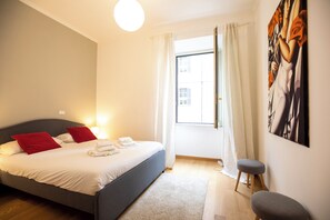 2 soverom, skrivebord, strykejern/-brett og reiseseng for barn