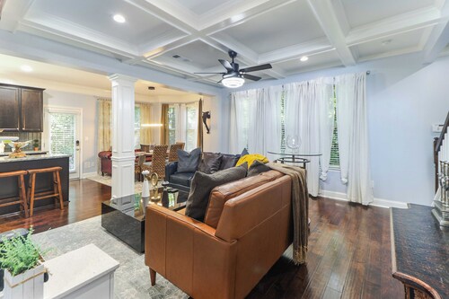 Luxury Atlanta Oasis: Adjustable King Bed, Private Yard, & Park Proximity



