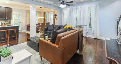 Luxury Atlanta Oasis: Adjustable King Bed, Private Yard, & Park Proximity