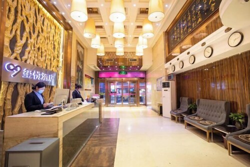 Yueyue Hotel (Zhengzhou Datong Road Railway Station East Plaza)