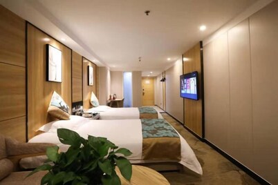 Yueyue Hotel (Zhengzhou Datong Road Railway Station East Plaza)