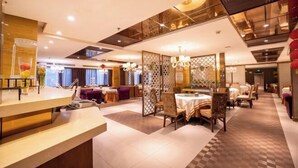 Un hall d’hôtel comprenant un comptoir d’accueil, des espaces d’attente et un guichet d’enregistrement.