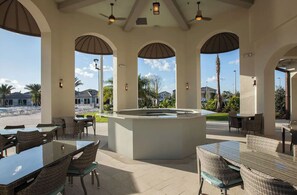 Outdoor dining - New House, Champion Gates, Heated Pool & Spa Less 10 Min to Disney (Four Corners)