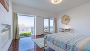 4 quartos, ferros/tábuas de passar roupa, acesso à internet