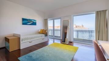 4 bedrooms, iron/ironing board, internet, bed sheets