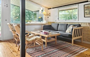 Fireplace - 4 bedroom cozy home in Jægerspris (Jægerspris)