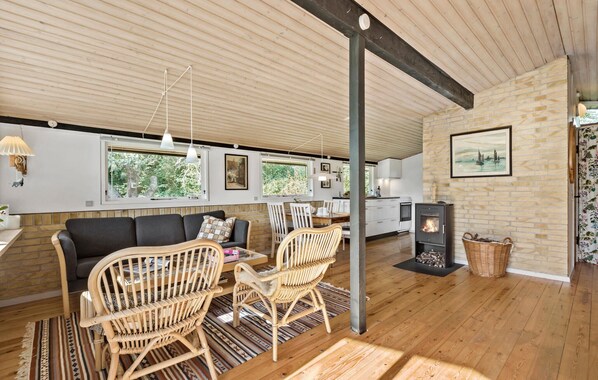 Fireplace - 4 bedroom cozy home in Jægerspris (Jægerspris)