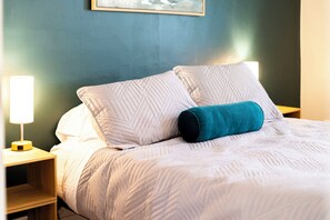 2 habitaciones, escritorio, tabla de planchar con plancha y wifi gratis 
