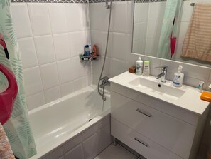Secadora de cabello, toallas, jabón, papel de baño 