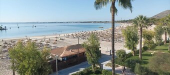 Apartment with roof terrace and balcony directly by the sea in Port d' Alcudia.