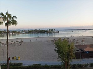 En la playa y camastros 