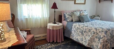 1 bedroom, desk, iron/ironing board, WiFi