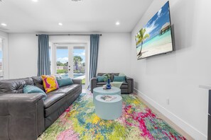 Smart TV - Newer Home - Heated Salt Pool - Fenced Yard - Parking - Full Kitchen - Laundry (Delray Beach)