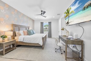 3 soverom, skrivebord, strykejern/-brett og reiseseng for barn