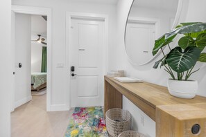 3 bedrooms, desk, iron/ironing board, travel crib - Newer Home - Heated Salt Pool - Fenced Yard - Parking - Full Kitchen - Laundry (Delray Beach)