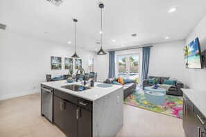 Interior - Newer Home - Heated Salt Pool - Fenced Yard - Parking - Full Kitchen - Laundry (Delray Beach)