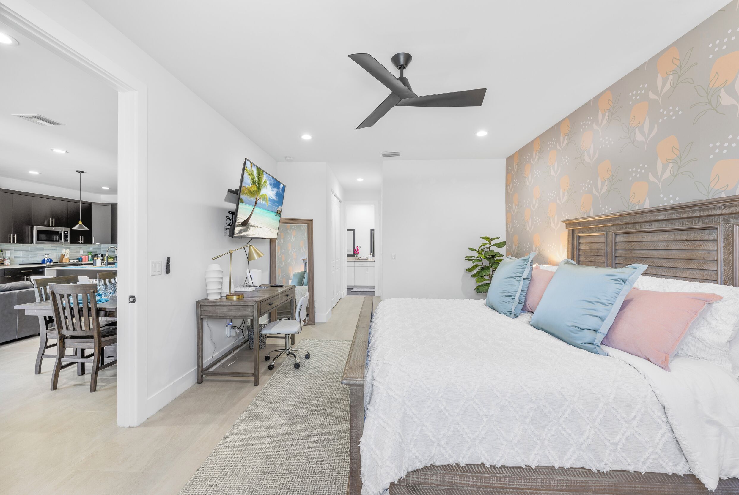 3 室のベッドルーム、デスク、アイロン / アイロン台、旅行用ベビーベッド