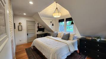 4 bedrooms, desk, iron/ironing board, travel crib