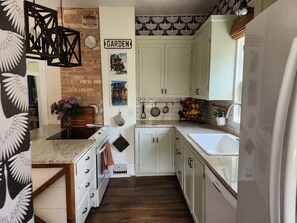 Frigorífico, microondas, horno y placa de cocina