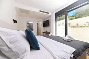 5 bedrooms, desk, iron/ironing board, WiFi