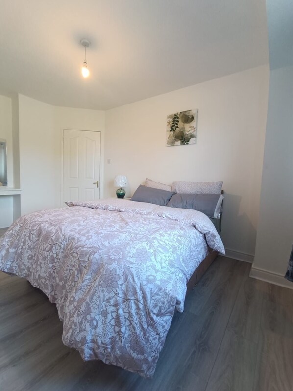 4 habitaciones, tabla de planchar con plancha y wifi gratis 