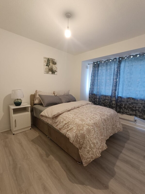 4 slaapkamers, een strijkplank/strijkijzer, gratis wifi, beddengoed