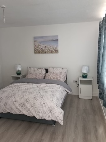 4 Schlafzimmer, Bügeleisen/Bügelbrett, kostenloses WLAN, Bettwäsche. 4-bedroom house in charming Lucan with WiFi