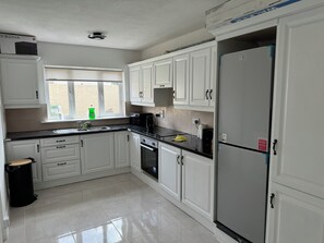 Een microgolfoven, een oven, kookgerei, borden en bestek, kruiden