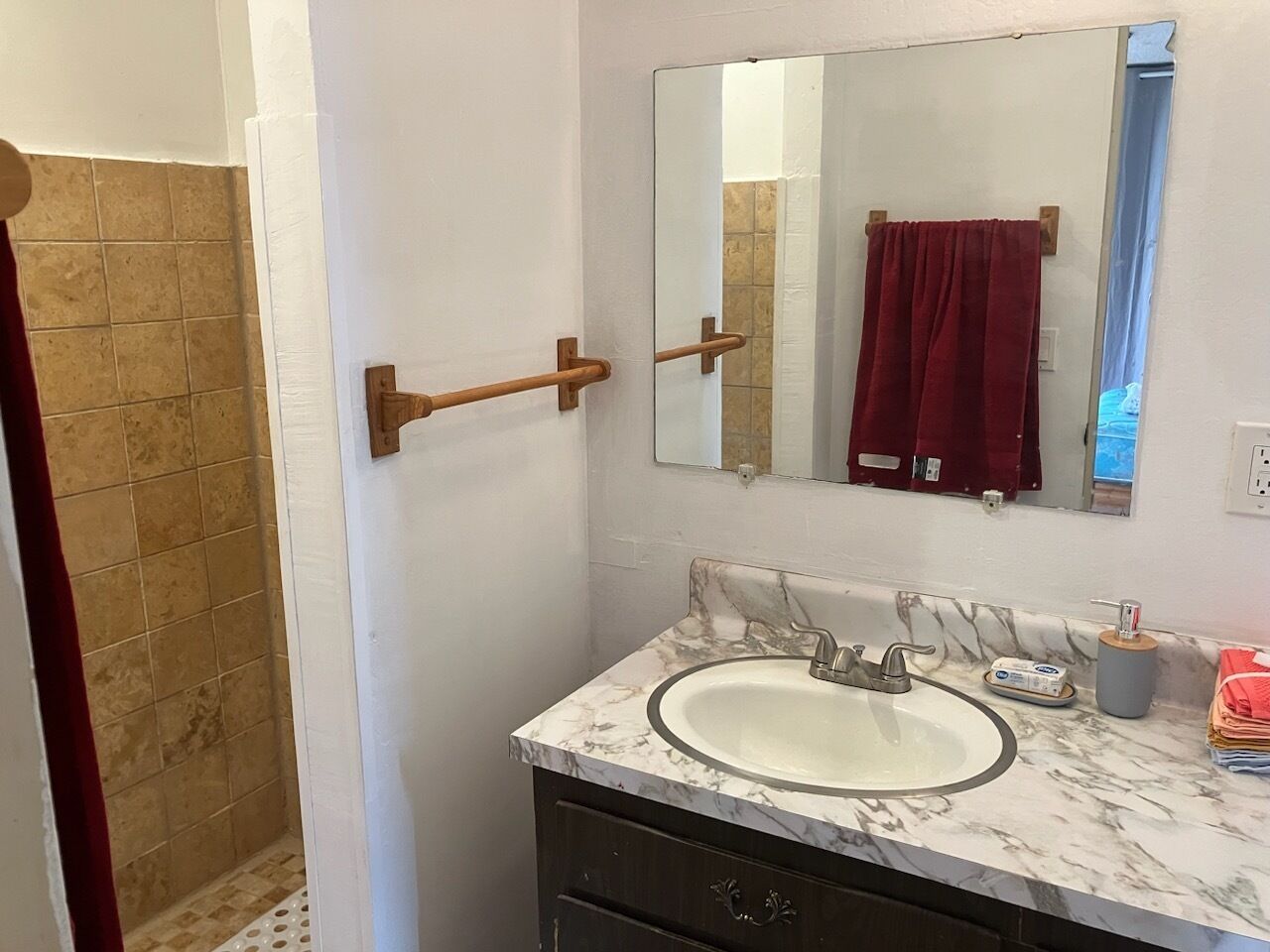 Quiet studio near 2 BART Stns. Richmond Annex. Full bathroom. Independent entry.