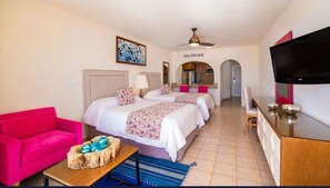 1 quarto, escrivaninha, ferros/tábuas de passar roupa, berço de viagem