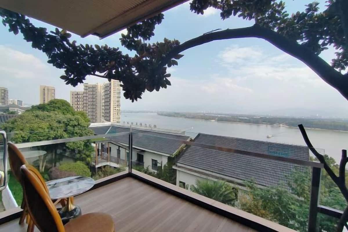 Un balcón con vista a un río y edificios.