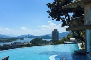 Outdoor pool - Riverside Garden Holiday Hotel (Hangzhou)