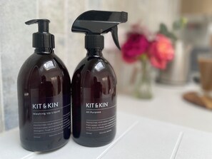 Shower, eco-friendly toiletries, hair dryer, towels - Sunny pet friendly studio with great transport links to Bristol and Bath.  (Brislington)