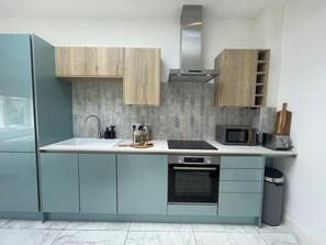 Fridge, microwave, oven, stovetop - Sunny pet friendly studio with great transport links to Bristol and Bath.  (Brislington)