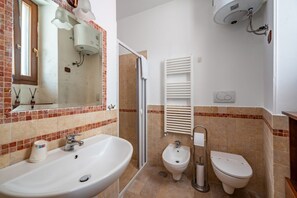 Chuveiro, secador de cabelo, bidê, toalhas de banho