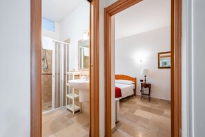 Ducha, secador de pelo, bidet, toallas