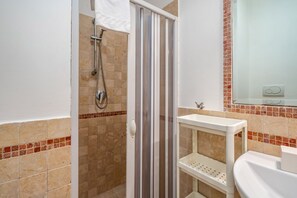 Shower, hair dryer, bidet, towels - Ostuni's Corner by Rentbeat (Ostuni)