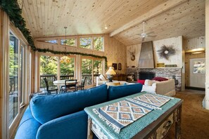Una Smart TV, una chimenea, libros