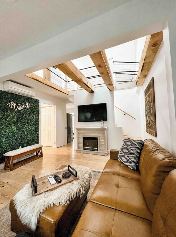 Smart TV - Renovated Catskills Stream-side Home Hike & Relax (Phoenicia)