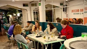 L'intérieur d'un restaurant, avec des tables, des chaises et un comptoir.