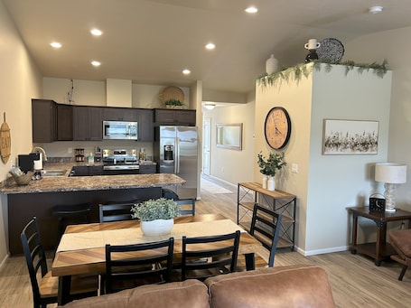 Dining. Brand New Luxury Townhouse Getaway in Lewiston, Idaho!