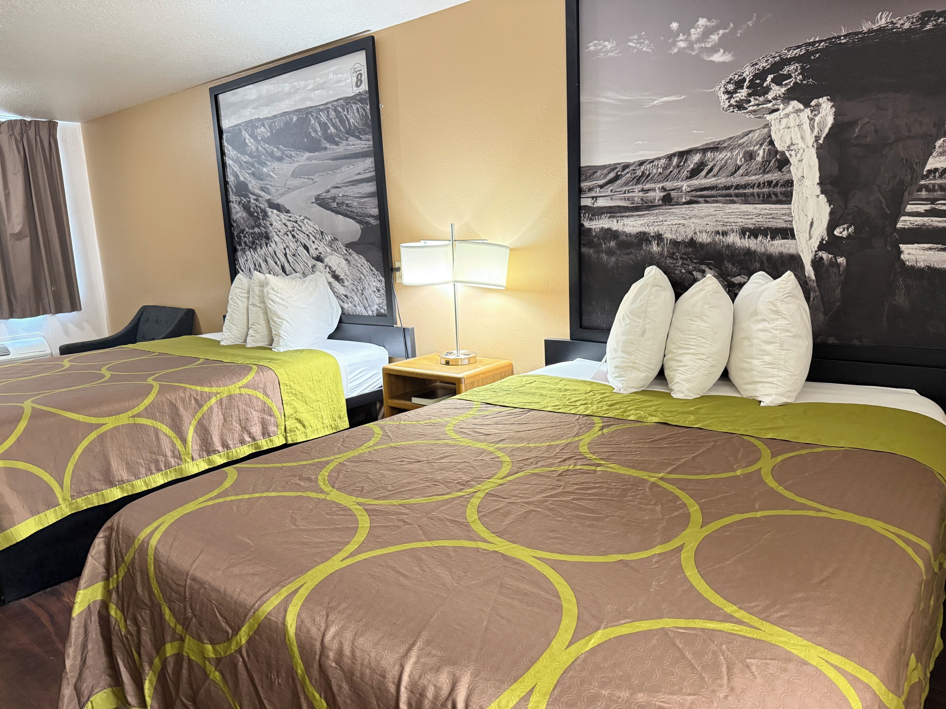 Skrivebord, arbejdsområde til bærbare computere, strygejern/strygebræt