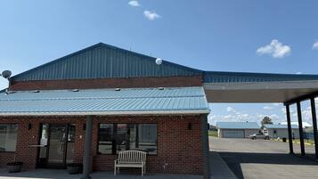 Vista frontal de la propiedad