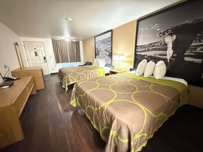 2 Queen Beds Non-Smoking | 2 camere, una scrivania, ferro/asse da stiro, Wi-Fi gratuito