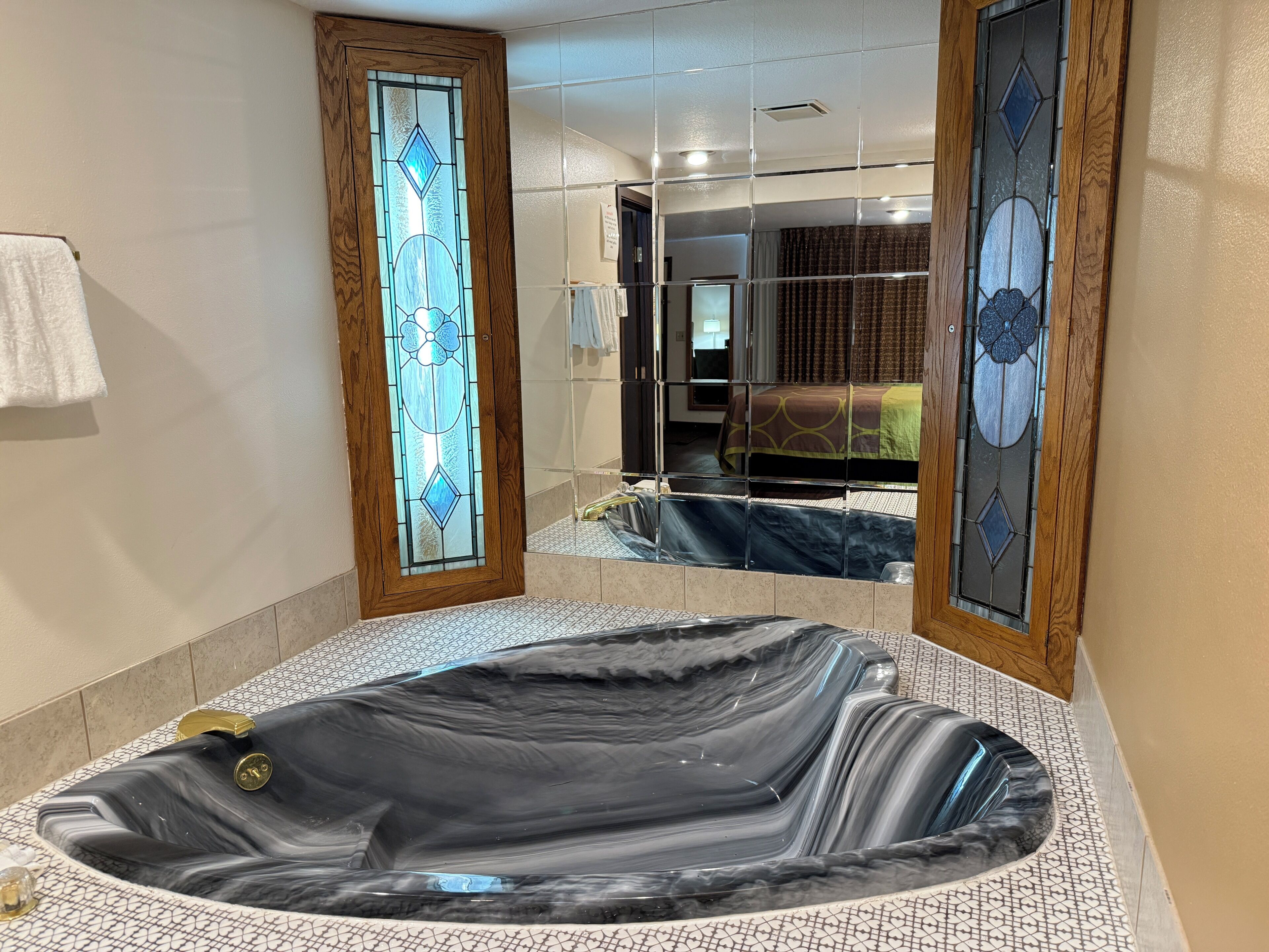 Queen bed Non-Smoking with Jacuzzi | Jetted tub