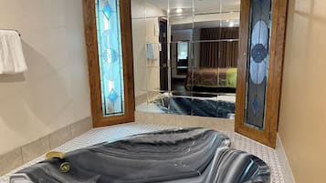 Queen bed Non-Smoking with Jacuzzi | Jetted bathtub