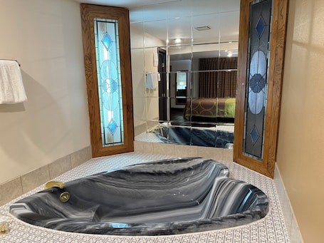 Queen bed Non-Smoking with Jacuzzi | Jetted tub