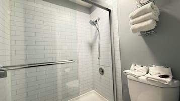 Combined shower/tub, hydromassage showerhead, free toiletries