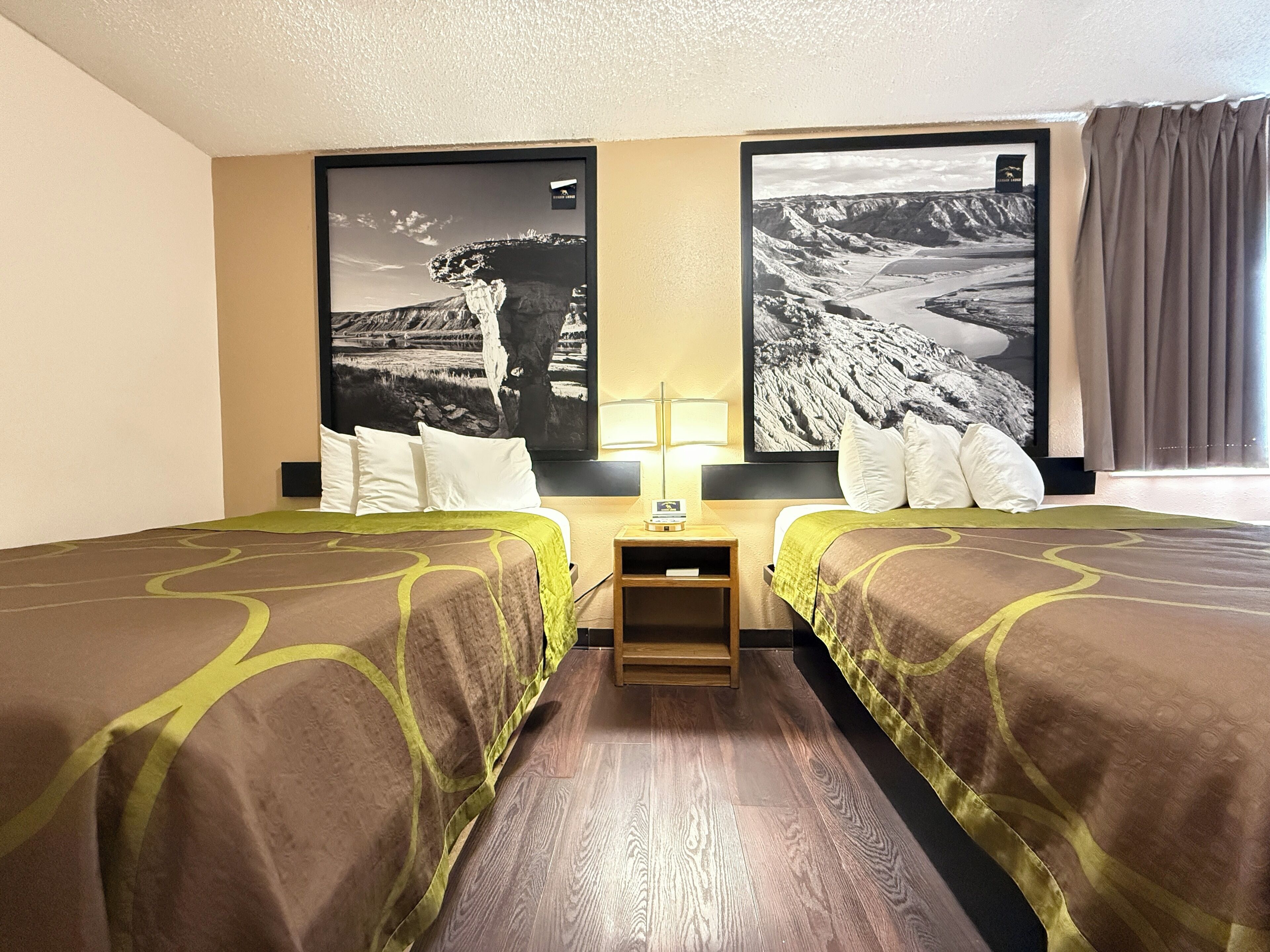 Skrivebord, arbejdsområde til bærbare computere, strygejern/strygebræt