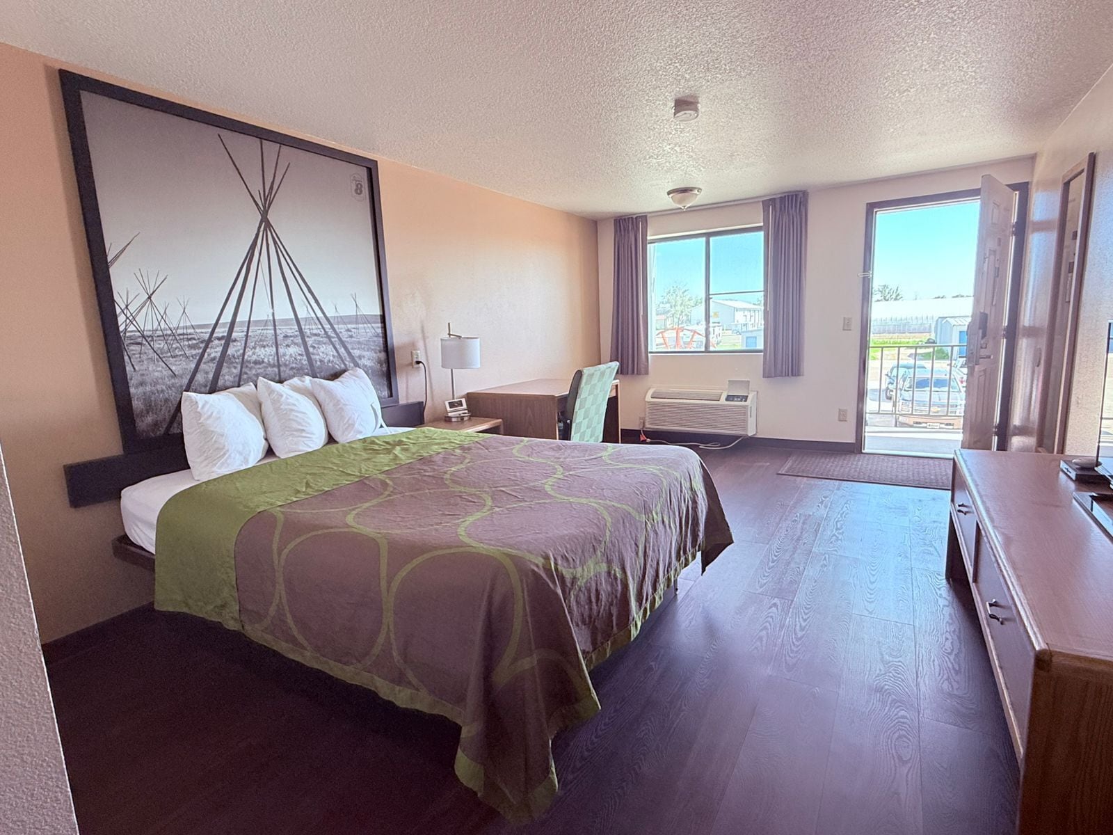 Desk, laptop workspace, iron/ironing board, free WiFi